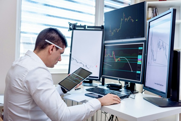 Comparing cryptocurrency exchange rates before a transaction