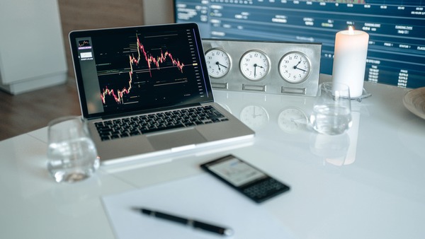 Cryptocurrency exchange route selection on a trading screen